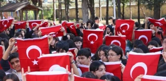Gazi Mesleki ve Teknik Anadolu Lisesi Öğrencilerine 1000 Türk Bayrağı Dağıttı