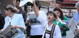 Çift Geyik Karaca, Cumhuriyet'in 100. Yılına Özel Gazete Dağıttı