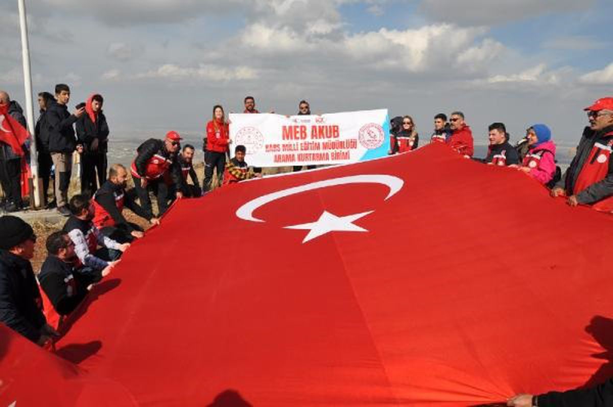 CUMHURİYET'İN YIL DÖNÜMÜNDE 2254 RAKIMLI YAHNİ DAĞI'NA ÇIKIP DEV TÜRK BAYRAĞI AÇTILAR