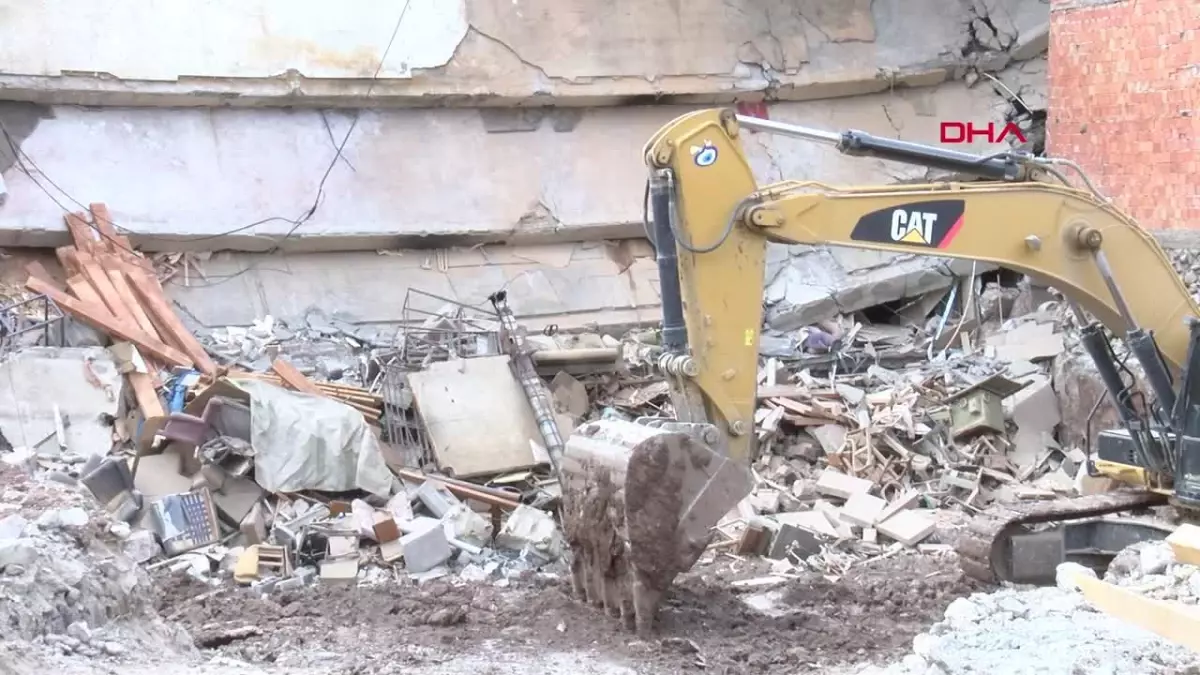 Hafriyat çalışmasında 3 katlı bina çöktü