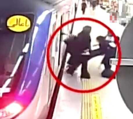 İran'da metroda başörtüsü takmadığı için darp edildiği öne sürülen 16 yaşındaki kız hayatını kaybetti İran'da metroda başörtüsü takmadığı için darp edildiği öne sürülen 16 yaşındaki kız hayatını kaybetti