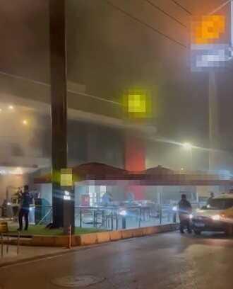 İsrail'e kızan adam fast-food zincirinin şubesinin camlarını kırıp yangın çıkardı