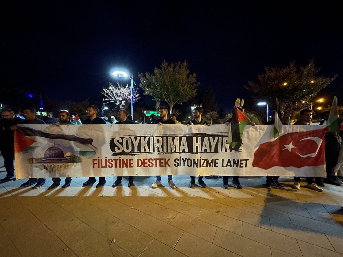Burdur'da İsrail'in Gazze'ye saldırılarını protesto eden sivil toplum kuruluşları ve vatandaşlar tepki gösterdi