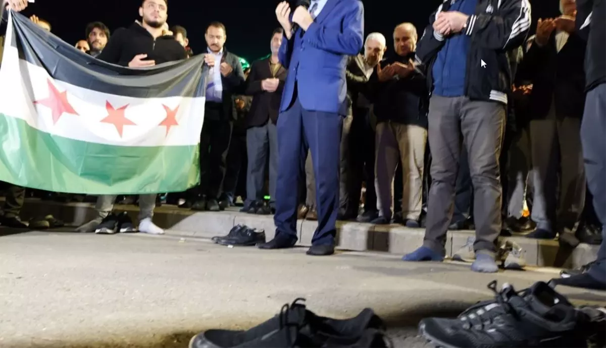 İsrail protestosuna damga vuran görüntü! İl müftü yardımcısı ayakkabılarını çıkardı