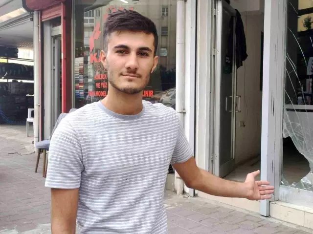 Mahalledeki kanepede uyuyakalan fırıncıya otomobil çarptı! Anbean kamerada Mahalledeki kanepede uyuyakalan fırıncıya otomobil çarptı! Anbean kamerada