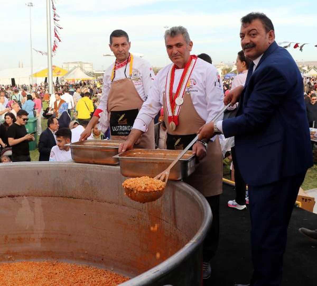 KAYSERİ'DE TEK KAZANDA PİŞİRİLEN 1 TON MANTI VATANDAŞLARA DAĞITILDI