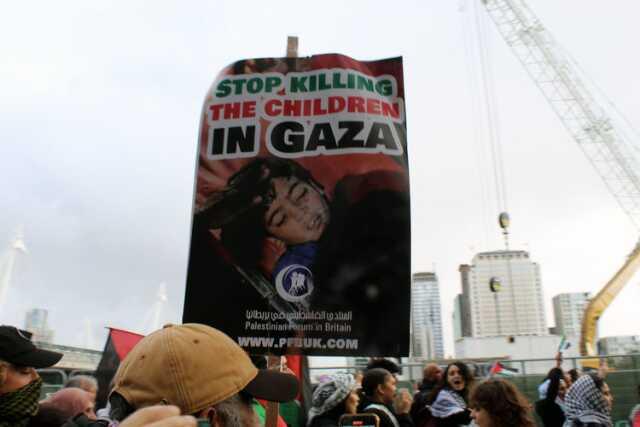 Londra'da on binlerce kişi Filistin'e destek için sokaklara indi Londra'da on binlerce kişi Filistin'e destek için sokaklara indi