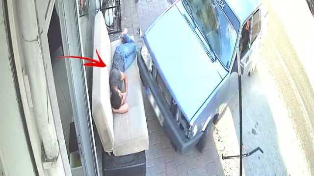 Mahalledeki kanepede uyuyakalan fırıncıya otomobil çarptı! Anbean kamerada Mahalledeki kanepede uyuyakalan fırıncıya otomobil çarptı! Anbean kamerada