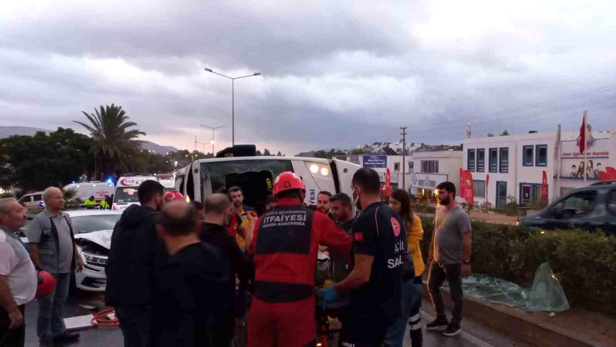 Bodrum'da Midibüs ve Otomobil Çarpıştı: 4 Yaralı