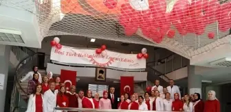 Kayseri'de sağlık çalışanları Cumhuriyet'in 100 yılında Aile Sağlık Merkezi'ni kırmızı beyaza bürüdü