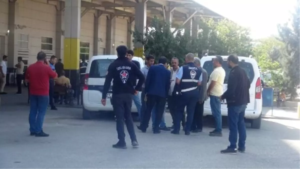Zabıta Amiri Bıçaklandı, Ameliyata Alındı