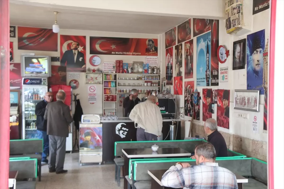 Şarkışla'da esnaf Hasan Pınarbaşı, iş yerini Atatürk posterleriyle süslüyor