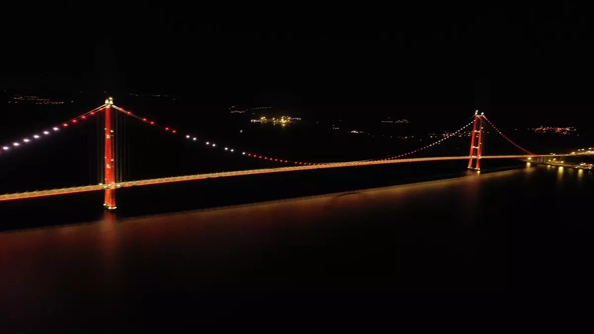 1915 Çanakkale Köprüsü Kırmızı-Beyaz Işıklandırma ile Görüntülendi