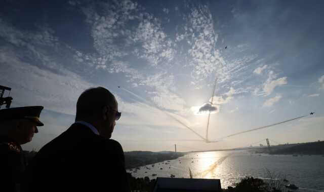 29 Ekim Cumhuriyet Bayramı dolayısıyla İstanbul Boğazı'nda 100 geminin geçiş töreni başladı 29 Ekim Cumhuriyet Bayramı dolayısıyla İstanbul Boğazı'nda 100 geminin geçiş töreni başladı