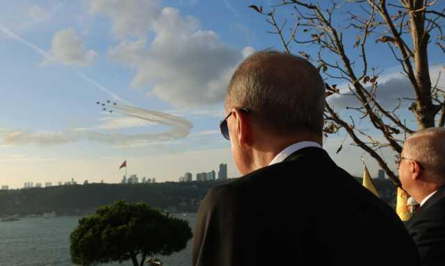 29 Ekim Cumhuriyet Bayramı dolayısıyla İstanbul Boğazı'nda 100 geminin geçiş töreni başladı 29 Ekim Cumhuriyet Bayramı dolayısıyla İstanbul Boğazı'nda 100 geminin geçiş töreni başladı