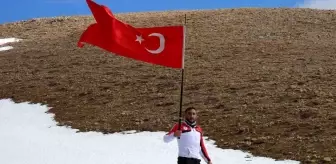 Erzincan'da doğa tutkunu kayak antrenörü Türk bayrağı açarak kayak yaptı