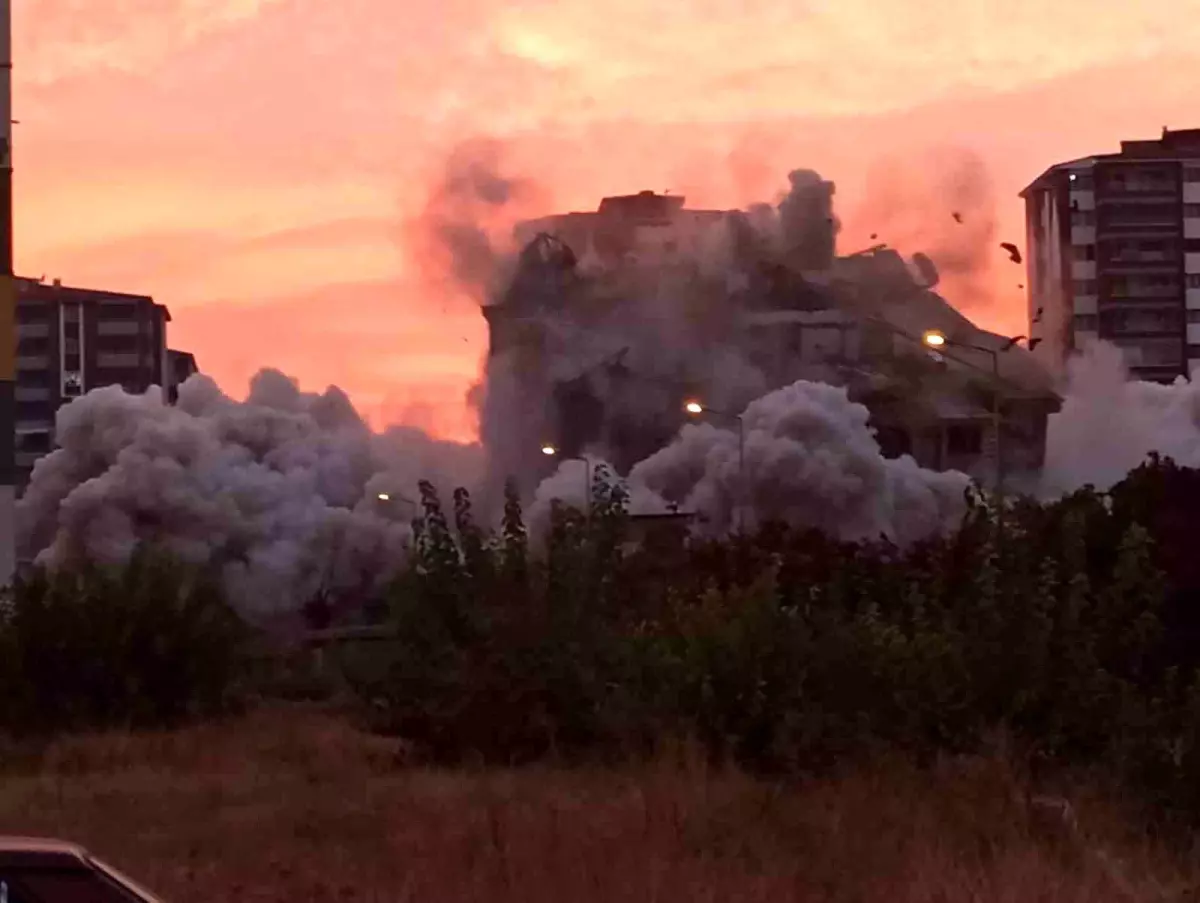 Malatya'da ağır hasarlı 13 katlı bina patlayıcı kullanılarak yıkıldı