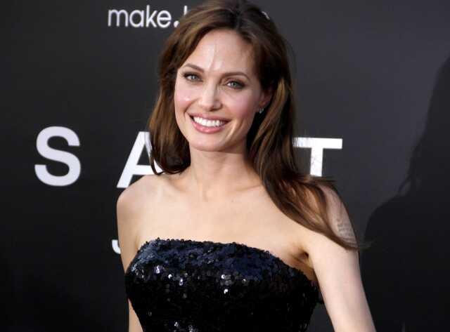 Angelina Jolie, binlerce masumu katleden İsrail'e tepki gösterdi Angelina Jolie, binlerce masumu katleden İsrail'e tepki gösterdi