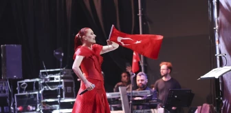 Candan Erçetin, Cumhuriyet'in 100. yılı kutlamaları kapsamında Ankara'da konser verdi