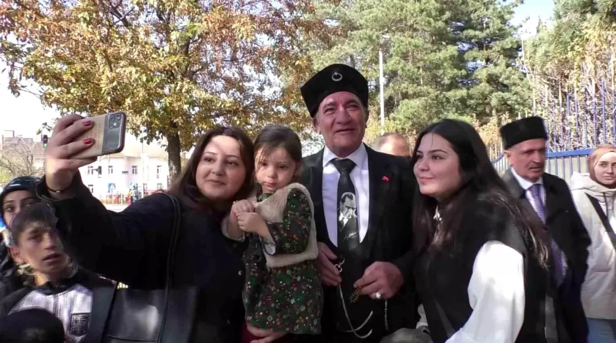 Erzurum'da Atatürk'e Benzerlik Gösteren Vatandaş İlgi Odağı Oldu