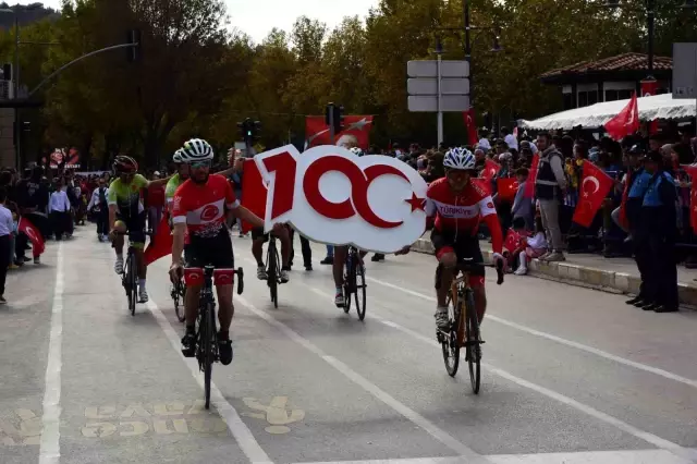 Kastamonu'da Cumhuriyet Bayramı kutlamalarında komandolar zeybek oynadı