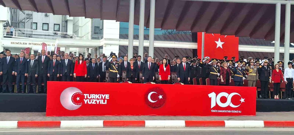 İstanbul Valiliğinde 29 Ekim Cumhuriyet Bayramı kabul töreni gerçekleştirildi