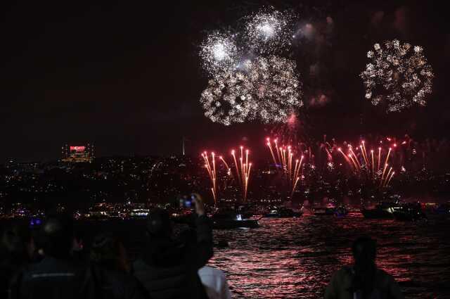 Cumhuriyet'in 100. yılına özel 15 Temmuz Şehitler Köprüsü'nde dron, havai fişek ve ışık gösterileri Cumhuriyet'in 100. yılına özel 15 Temmuz Şehitler Köprüsü'nde dron, havai fişek ve ışık gösterileri