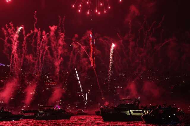 Cumhuriyet'in 100. yılına özel 15 Temmuz Şehitler Köprüsü'nde dron, havai fişek ve ışık gösterileri Cumhuriyet'in 100. yılına özel 15 Temmuz Şehitler Köprüsü'nde dron, havai fişek ve ışık gösterileri