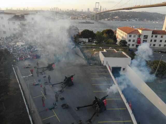 Cumhuriyet'in 100. yılında 101 pare top atışı yapıldı