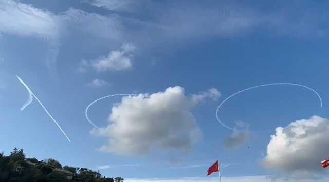 İstanbul Boğazı'nda gösteri düzenleyen SOLOTÜRK, köprünün altından geçti