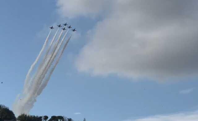 İstanbul Boğazı'nda gösteri düzenleyen SOLOTÜRK, köprünün altından geçti