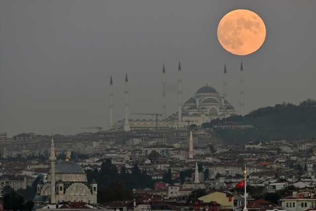 İstanbul'da Kanlı Ay Tutulması İlgiyle İzlendi İstanbul'da Kanlı Ay Tutulması İlgiyle İzlendi