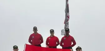 Uludağ'ın zirvesinde Türk bayrağı dalgalandırıldı