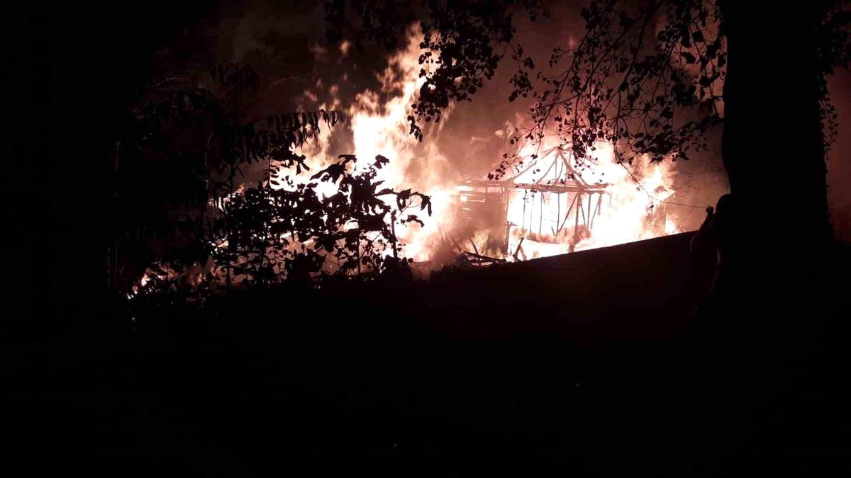 Kastamonu'da çıkan yangında üç ev kullanılamaz hale geldi