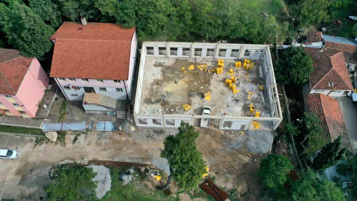 Karamürsel Kızderbent Mahallesi'ne Çok Amaçlı Salon İnşa Ediliyor