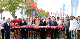 Kocaeli Büyükşehir Belediyesi 10. Uluslararası Cumhuriyet Koşusu ve Çocuk Maratonu düzenledi