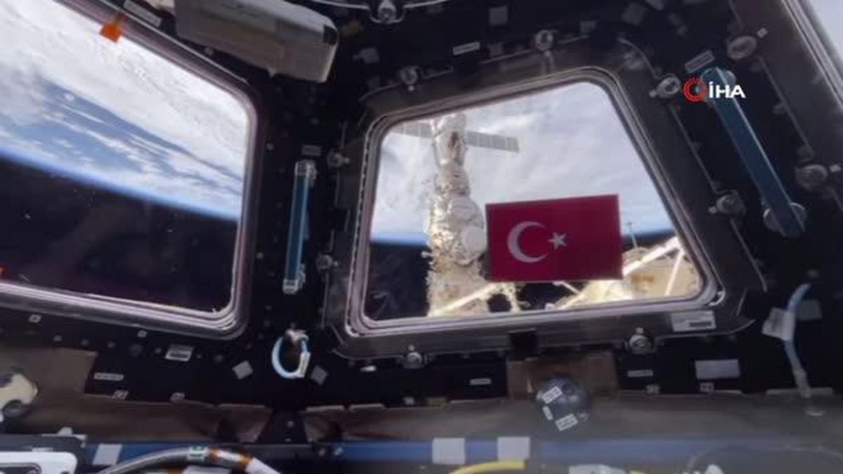 Rus Kozmonot Türk Bayrağı Açarak Türkiye Cumhuriyeti'nin 100. Yılını Kutladı