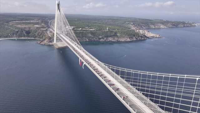 TOGG sahipleri Cumhuriyet'in 100. yılı kutlamalarında konvoy halinde köprüden geçti