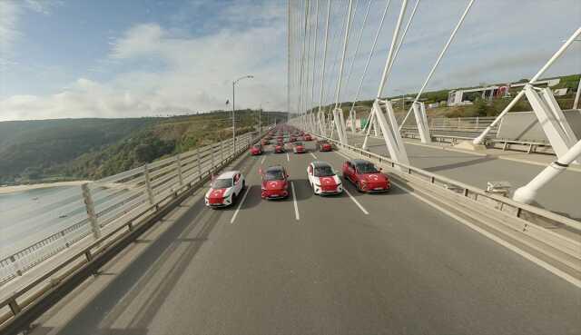 TOGG sahipleri Cumhuriyet'in 100. yılı kutlamalarında konvoy halinde köprüden geçti