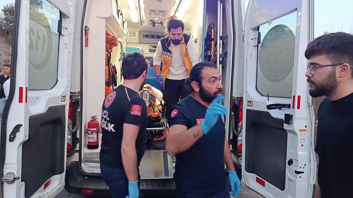 Tokat'ın Almus ilçesinde otomobil devrildi, 2 kişi yaralandı