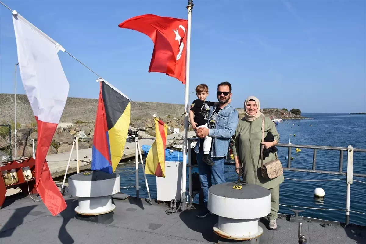 Trabzon'da Cumhuriyetin 100. yılı kutlamaları kapsamında Sahil Güvenlik Botu ziyarete açıldı