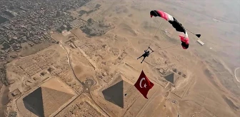 Türk Paraşütçü Mısır Piramitleri Üzerinde Serbest Atlayış Yaptı