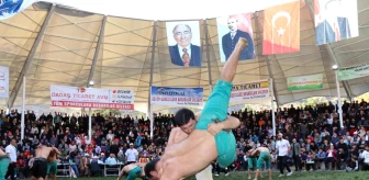 Erzurum'da düzenlenen Cumhuriyet Karakucak Güreşleri'nde Fatih Yaşarlı başpehlivan oldu