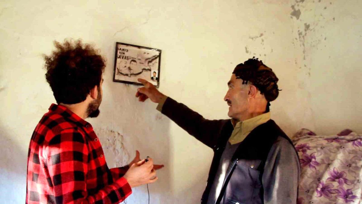 100 yıllık tarihi evin duvarından indirilmeyen 49 yıllık şehit resmi