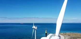 Bozcaada Rüzgar Enerji Santrali'nde Türbin Bakımı Uzman Personel Tarafından Yapılıyor