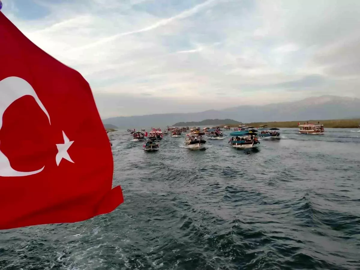 Dalyan Kanalı'nda Cumhuriyet Turu Renkli Görüntüler Oluşturdu