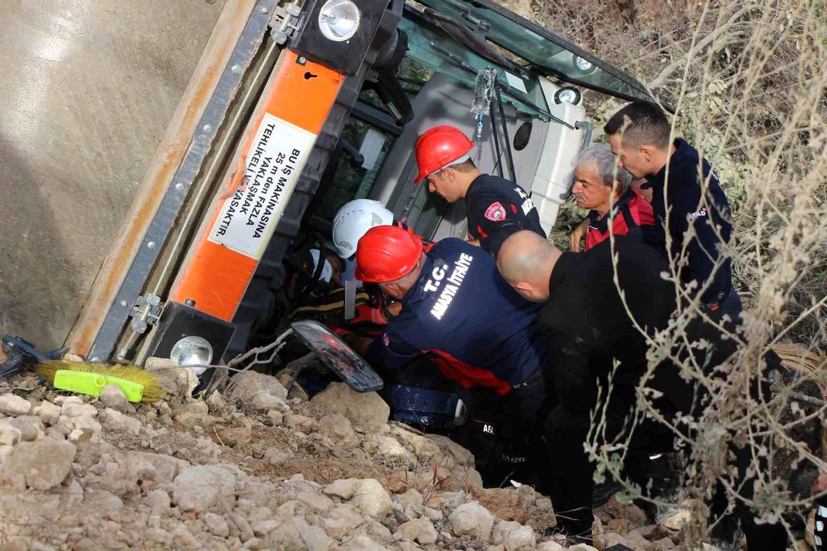 Amasya'da asfaltlama çalışmasında silindir devrildi, operatör kurtarıldı