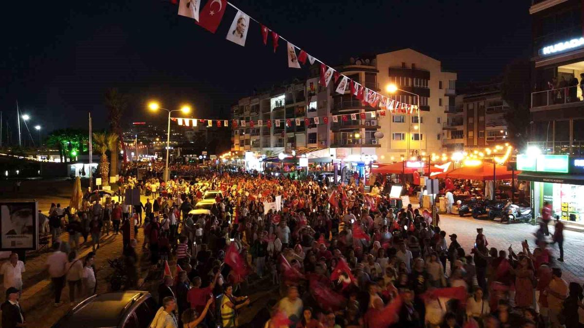 Kuşadası'nda 35 bin kişilik cumhuriyet korteji