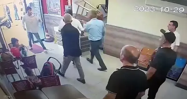 Fast food restoranında çalışana bıçaklı saldırı Fast food restoranında çalışana bıçaklı saldırı