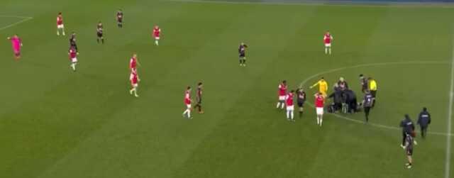 Saha ortasında bir anda yere yığılan dünyaca ünlü golcü Bas Dost'un kalbi durdu Saha ortasında bir anda yere yığılan dünyaca ünlü golcü Bas Dost'un kalbi durdu